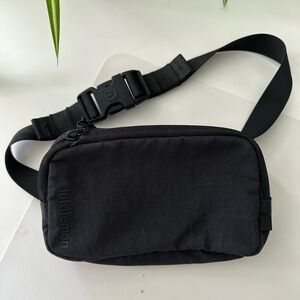 Lululemon Everywhere Mini belt bag